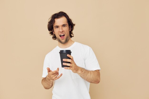 Hombre en una camiseta blanca con un estilo de vida de vidrio negro en la mano inalterado