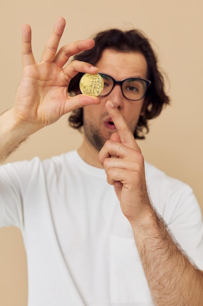 Hombre en una camiseta blanca con fondo aislado de criptomoneda bitcoin