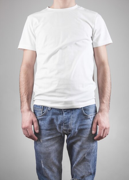 Hombre con camiseta blanca y jeans.