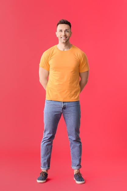 Foto hombre con camiseta elegante sobre fondo de color