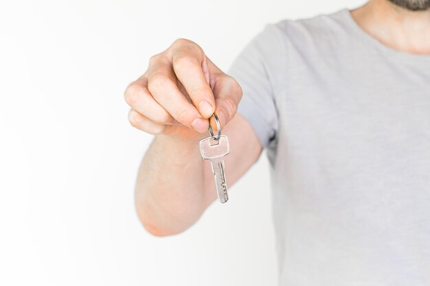 un hombre con una camiseta gris da una llave