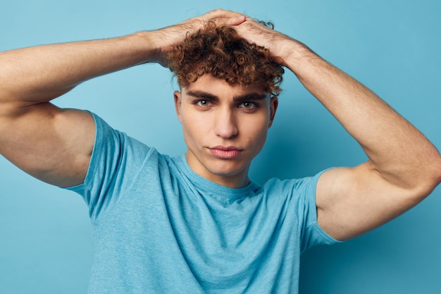 Foto hombre en una camiseta posando con el telón de fondo