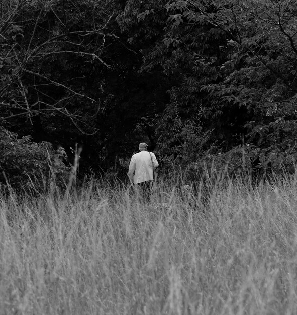 Foto hombre en el campo