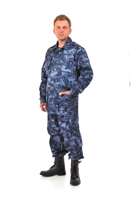 Hombre en camuflaje azul