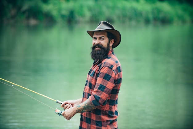 Hombre con caña de pescar hombres pescadores en el agua del río al aire libre Pasatiempo de pesca de verano