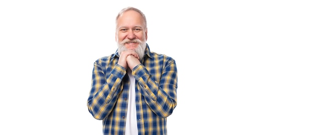 Un hombre canoso de mediana edad sonriente con barba en una camisa sobre un fondo blanco