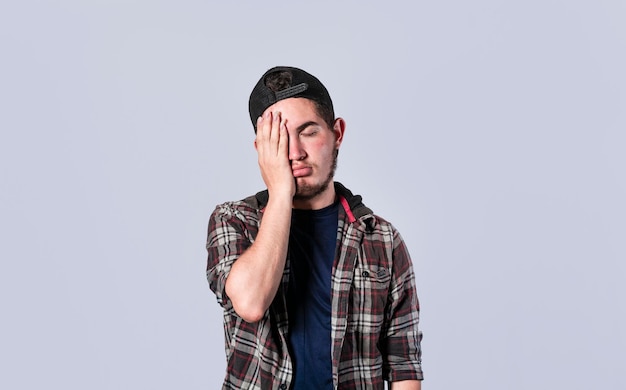 Foto hombre cansado y angustiado que cubre su rostro con la palma concepto de un hombre aburrido y cansado