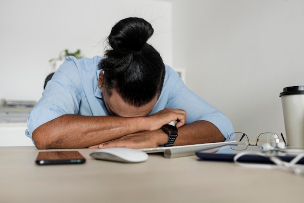 Foto el hombre está cansado después de pasar tiempo en su teléfono