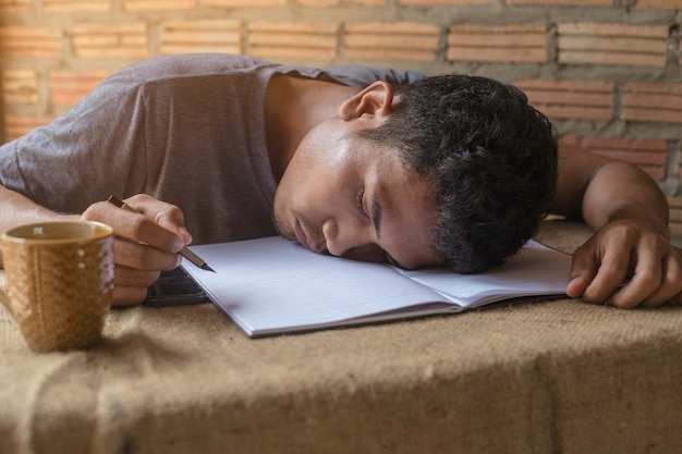 Foto hombre cansado del trabajo