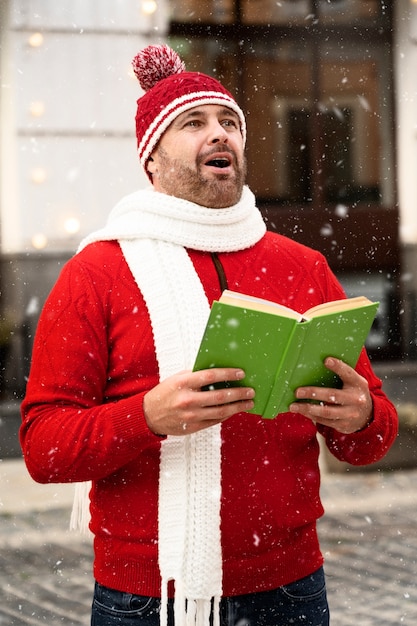 Hombre cantando al aire libre plano medio