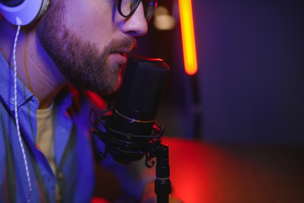 Hombre cantando en un estudio de grabación