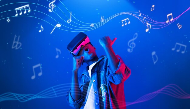 Hombre cantando mientras lleva gafas VR rodeado de notas musicales ingenio