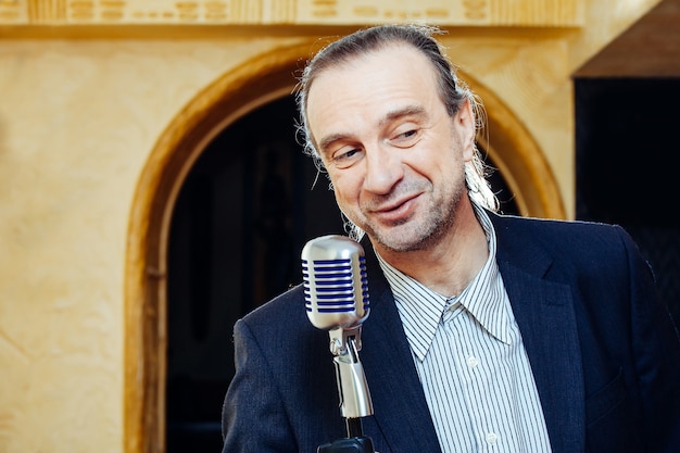 Hombre cantante con micrófono antiguo