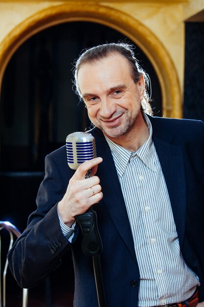 Hombre cantante con micrófono antiguo