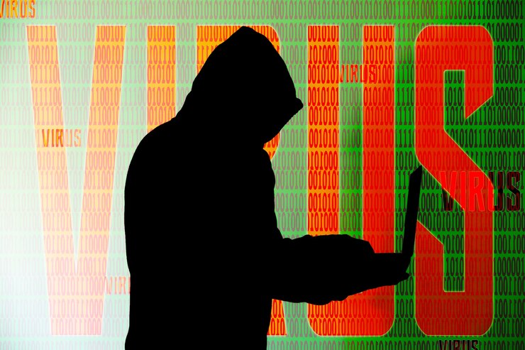 Foto el hombre con capucha está pirateando datos personales sobre fondo verde. seguridad de información. concepto de virus virtual. protección de la información. contraseña incorrecta.