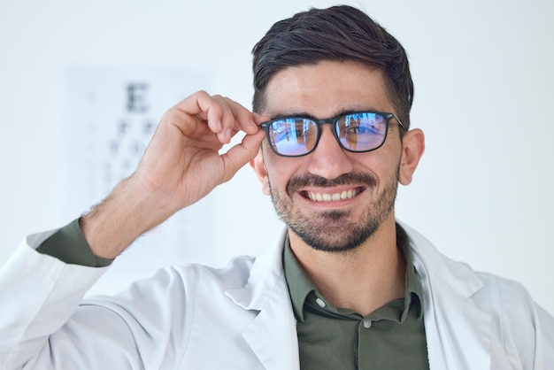 El hombre de la cara y el optometrista sonríen con anteojos para el cuidado de la salud o el bienestar de la visión Retrato feliz y médico de oftalmología con un óptico experto en marcos o un profesional médico para el cuidado de los ojos en la clínica