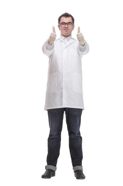 Hombre con cara seria en bata de laboratorio poniéndose guantes Medicina y concepto de habilidades profesionales