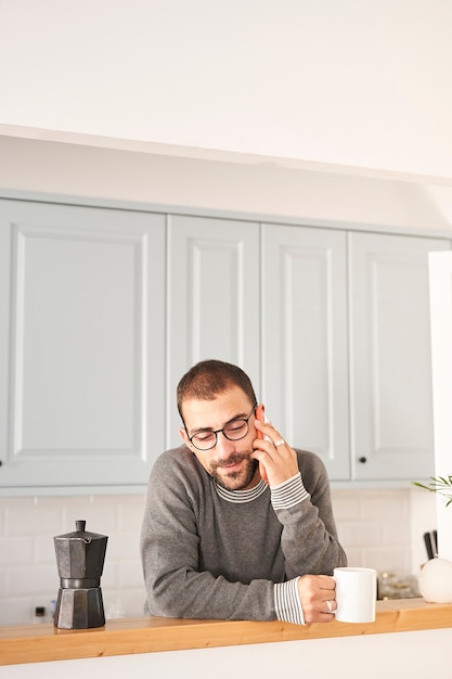 Hombre en casa tomando café