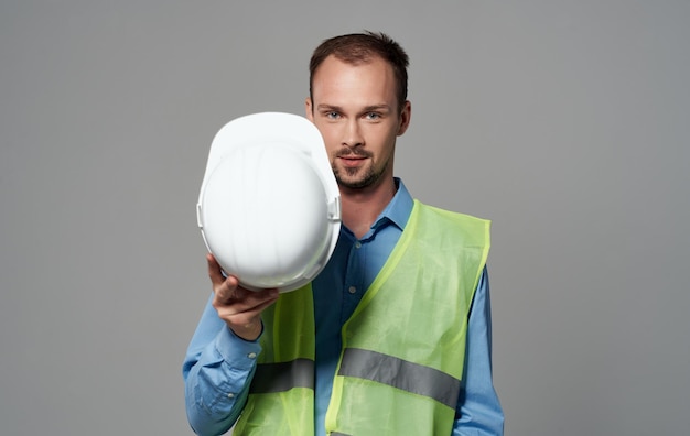 Hombre en casco blanco protección profesión trabajo fondo claro