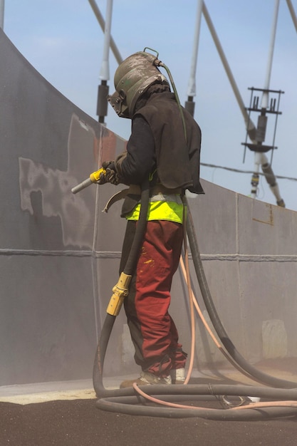 Hombre con casco como robot trabajando en la construcción de un puente