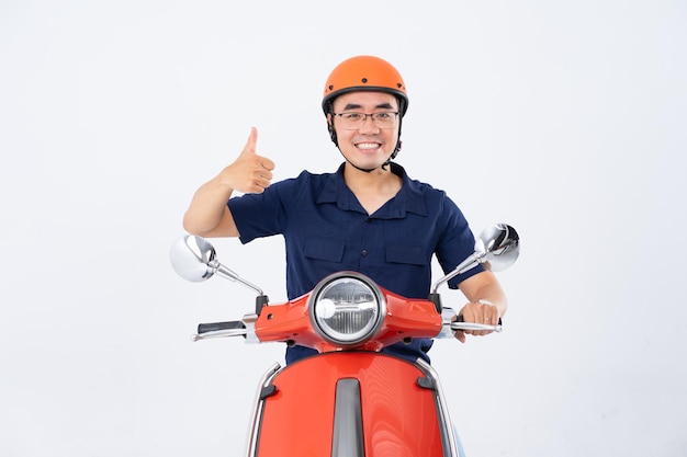 un hombre con casco y conduciendo una motocicleta