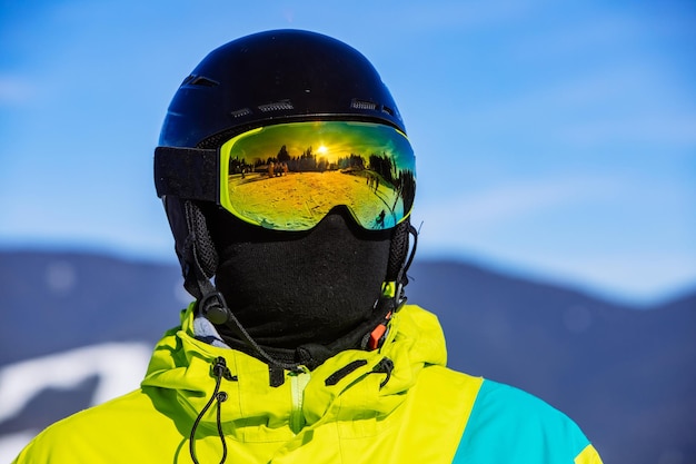 Hombre con casco de máscara de snowboard y pasamontañas