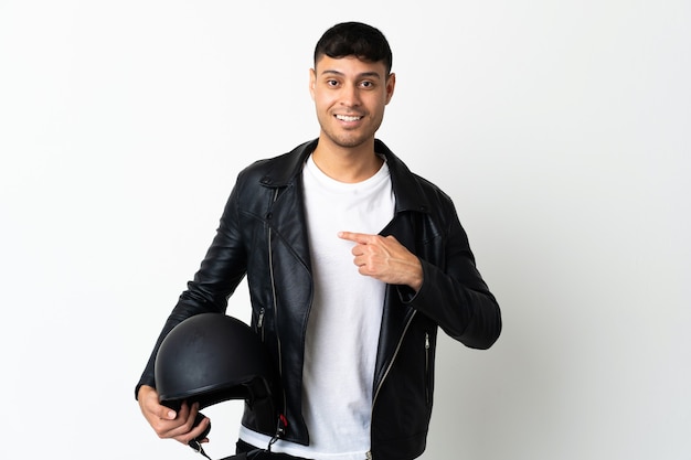 Hombre con un casco de moto aislado en blanco con expresión facial sorpresa