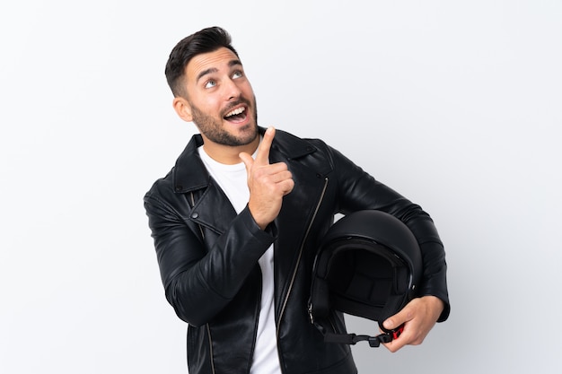 Hombre con casco de moto apuntando con el dedo índice una gran idea