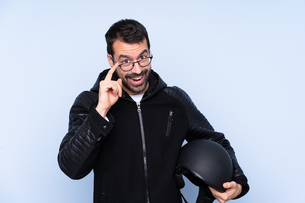 Hombre con casco de moto con gafas y sorprendido