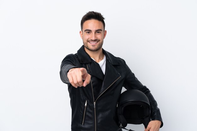 Hombre con casco de moto haciendo gesto de teléfono y apuntando hacia delante