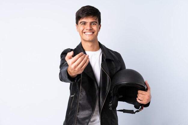 Hombre con un casco de moto sobre azul aislado invitando a venir