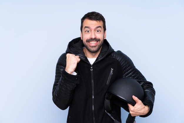 Hombre con casco de moto sobre pared aislada