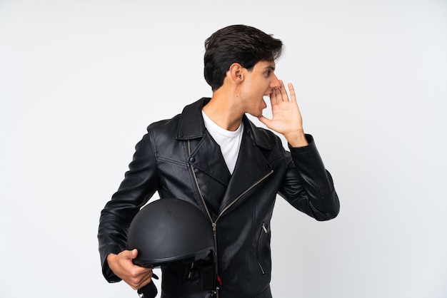 Foto hombre con casco de moto sobre pared