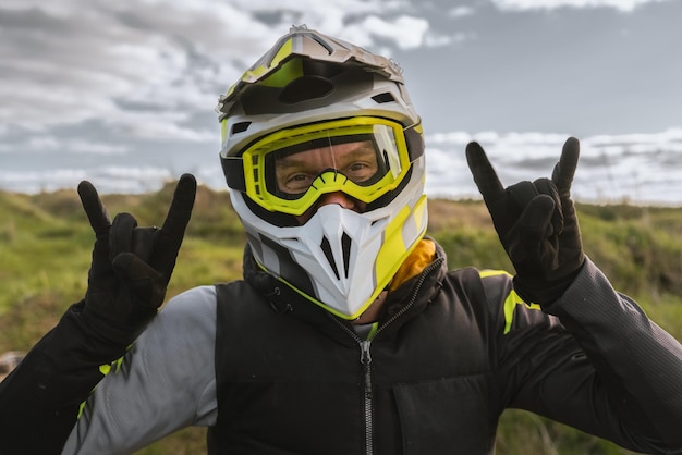 Hombre en el casco de motocross