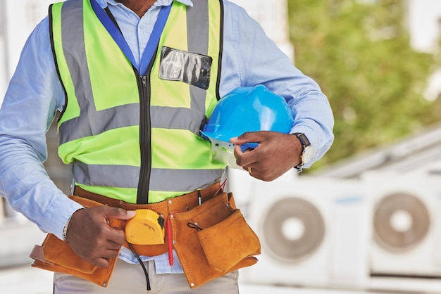 Hombre casco primer plano o ingeniero en el sitio de construcción para mantenimiento o arquitectura al aire libre Cuerpo de contratista renovación profesional o personal de mantenimiento construyendo infraestructura urbana con herramientas en la cintura