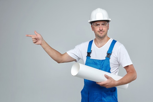 un hombre con un casco protector y un mono el concepto de la construcción