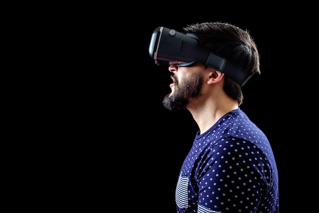 Hombre con casco de realidad virtual 3d