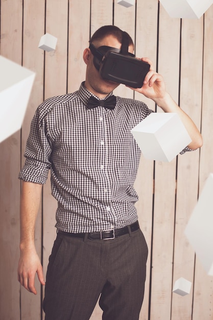 Foto hombre con casco de realidad virtual para smartphone. gafas de realidad virtual.