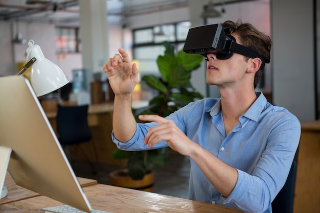 Foto hombre con casco de realidad virtual