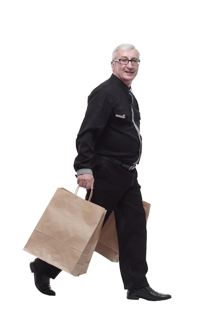 Hombre casual con bolsas de compras caminando hacia adelante