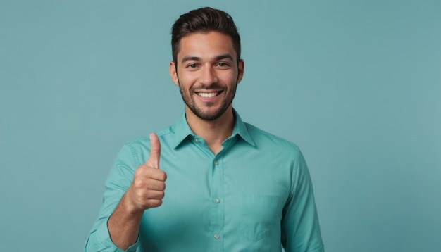 Foto un hombre casual con una camisa azul claro mostrando un pulgar hacia arriba expresando aprobación positiva