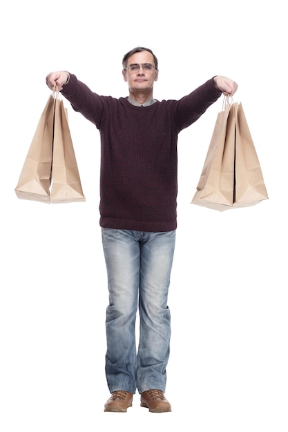 Hombre casual de cuerpo entero con bolsas de compras aislado en un blanco