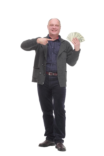 Hombre casual feliz con billetes de un dólar. Aislado en un fondo blanco.