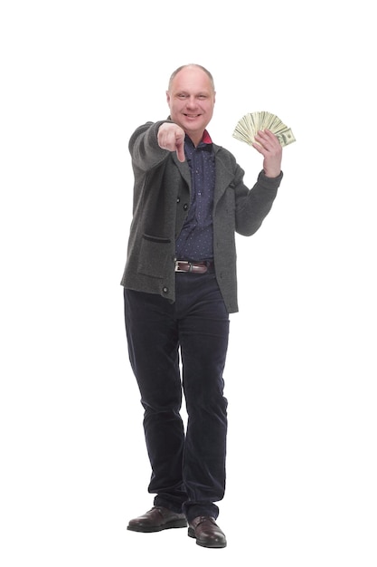 Hombre casual feliz con billetes de dólar aislado sobre un fondo blanco.