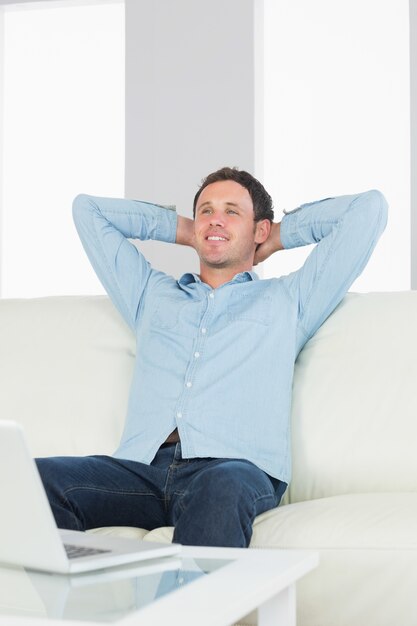 Foto hombre casual guapo relajante con los brazos cruzados