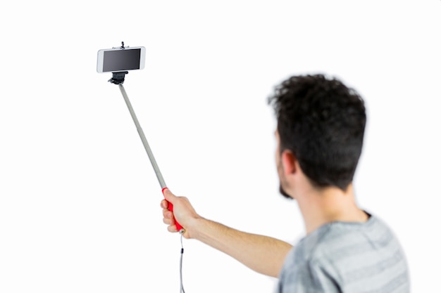 Hombre casual usando un palo selfie