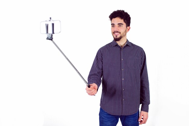 Hombre casual usando un palo selfie