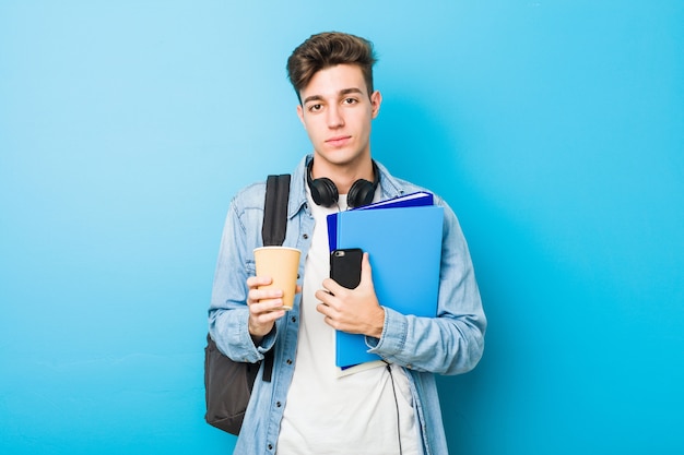 Hombre caucásico adolescente listo para ir a la escuela