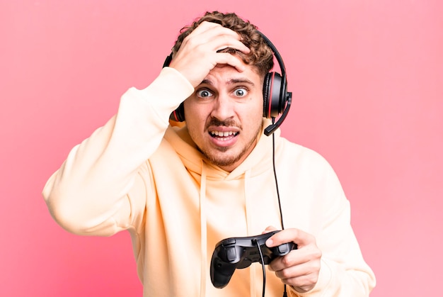 Hombre caucásico adulto joven con auriculares y un concepto de jugador controlador