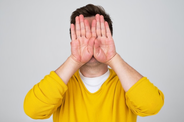 Hombre caucásico anónimo ocultando su identidad Foto de estudio